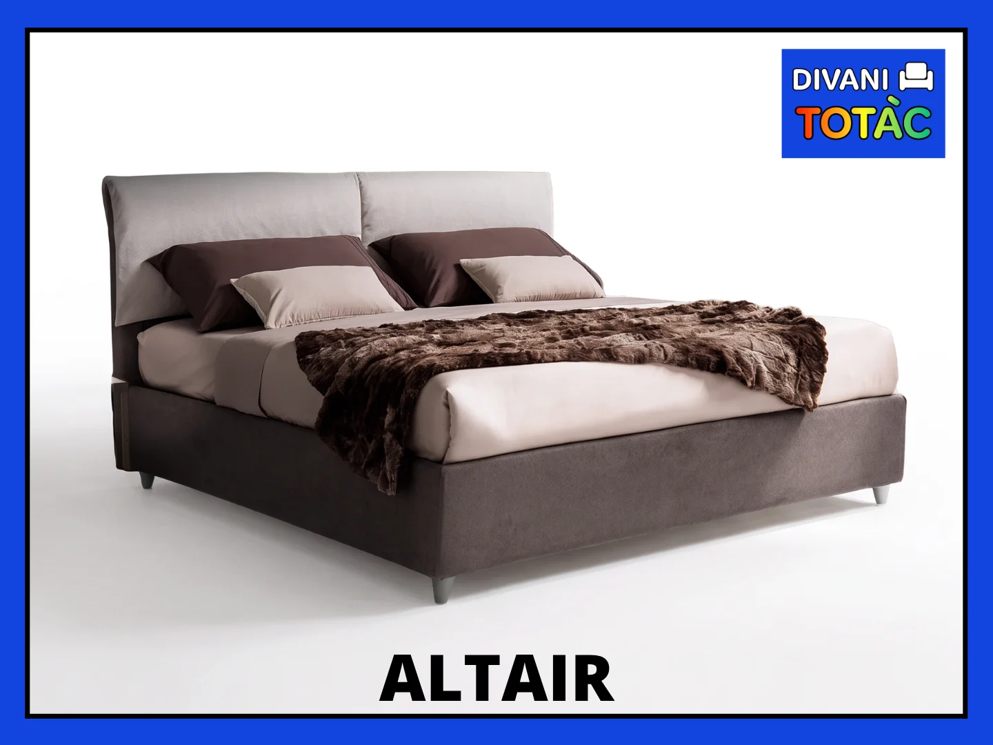 Divano letto Totac modello Altair con coperta marrone e cuscini beige